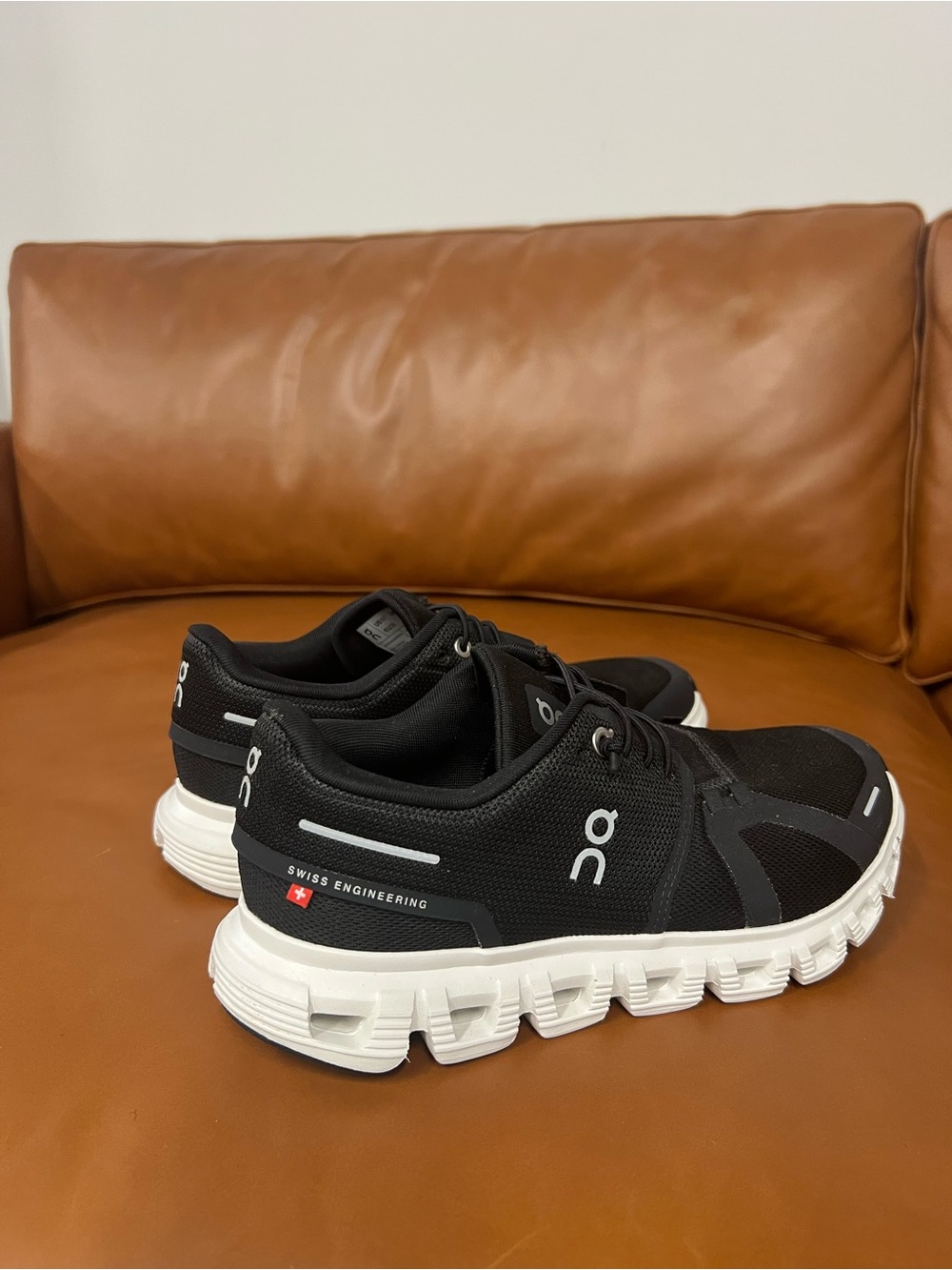 On Running CLOUD 6 BLACK AND WHITE WOMEN
